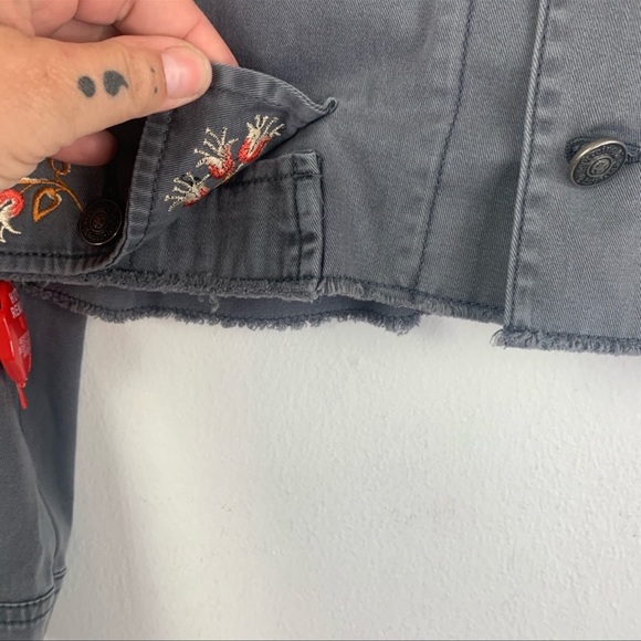 Cinq á Sept Folk Cropped Canyon Jean Jacket Grey Floral Embroidery Size L NWT - Picture 8 of 12